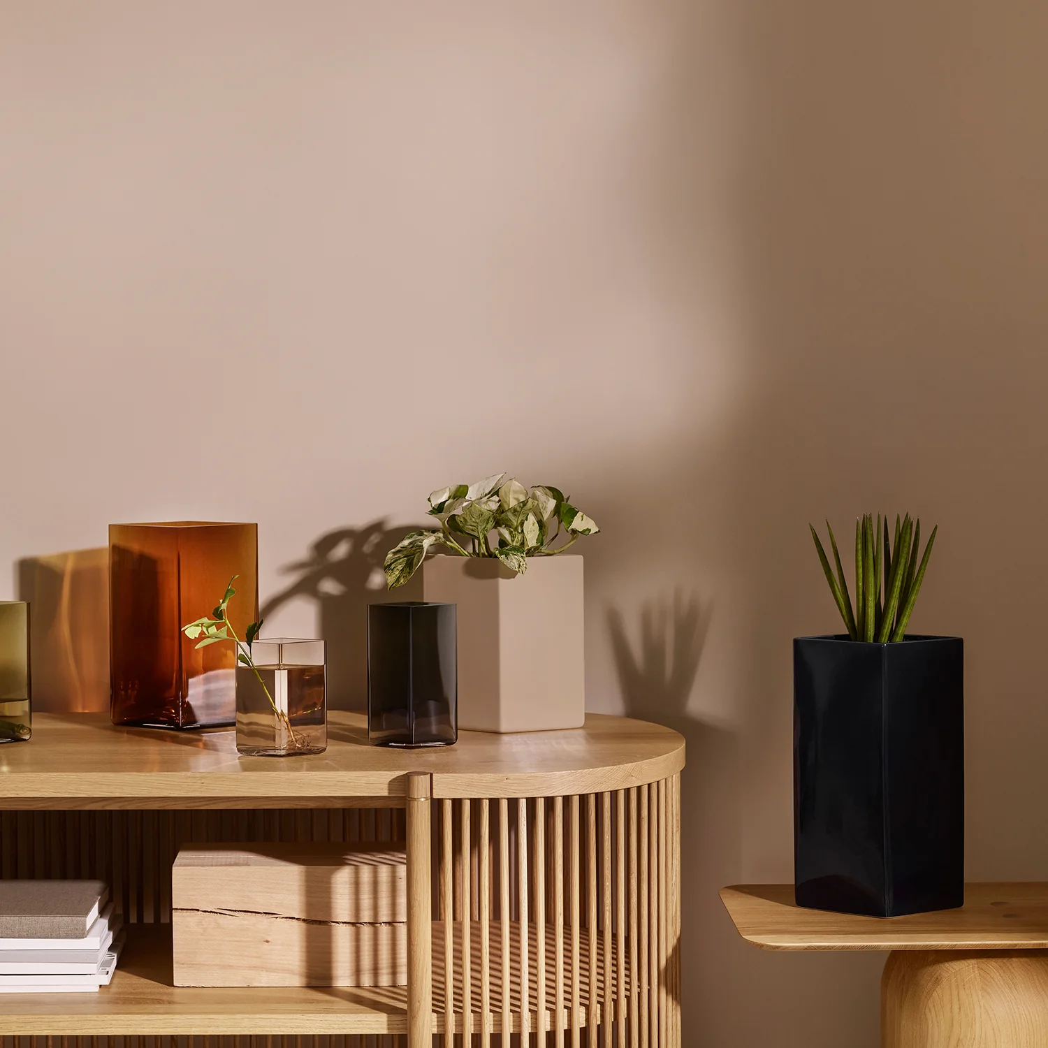 Ruutu Ceramic Vase, Black - Image 4